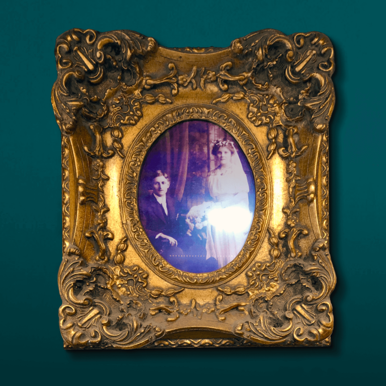 Framing Court Miranda detailed gold frame old fashioned family portrait